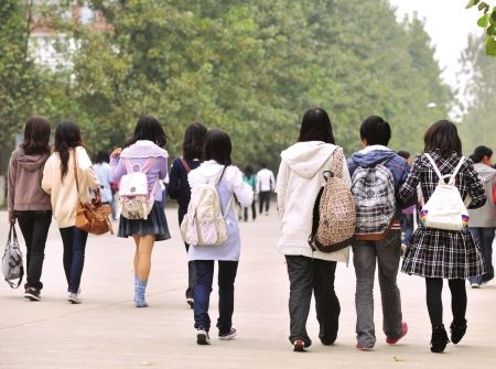 大學(xué)要求學(xué)生背書包上課，端正學(xué)習(xí)態(tài)度！