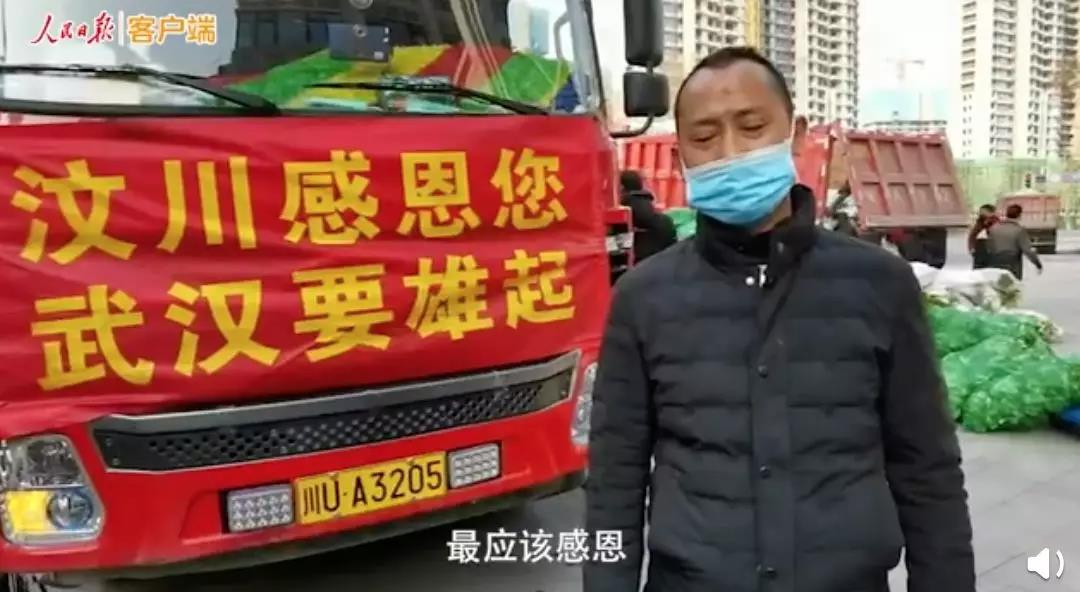 感動！耿直！來自汶川的6輛卡車上，貼著同一句話…
