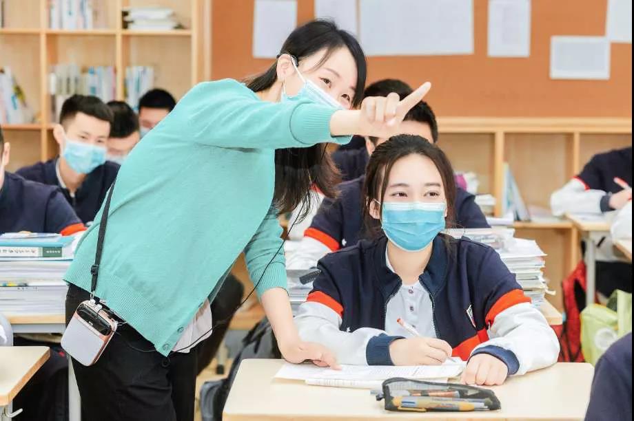 高考后學生為什么要扔書？如果不是因為要中考、高考，還會有多少學生愿意坐在教室里，安心聽老師講課？聽川師大李松林教授講答案