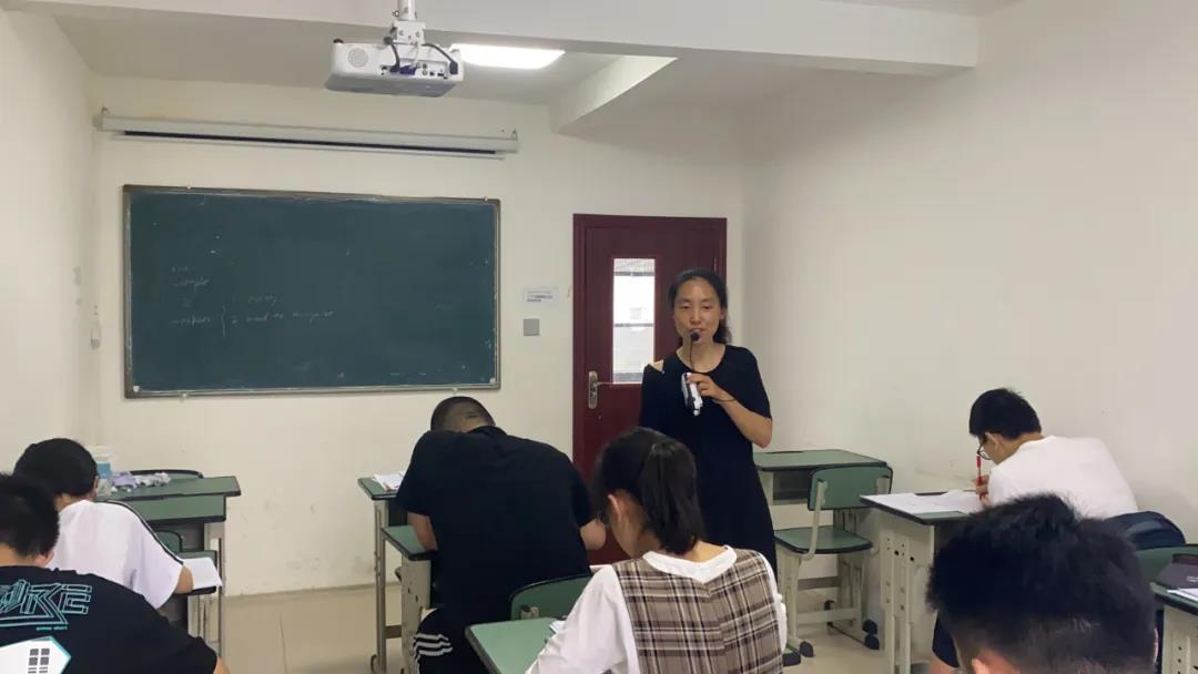 教師專訪 | 代丹丹：根深方能茂葉，水厚方能負(fù)舟