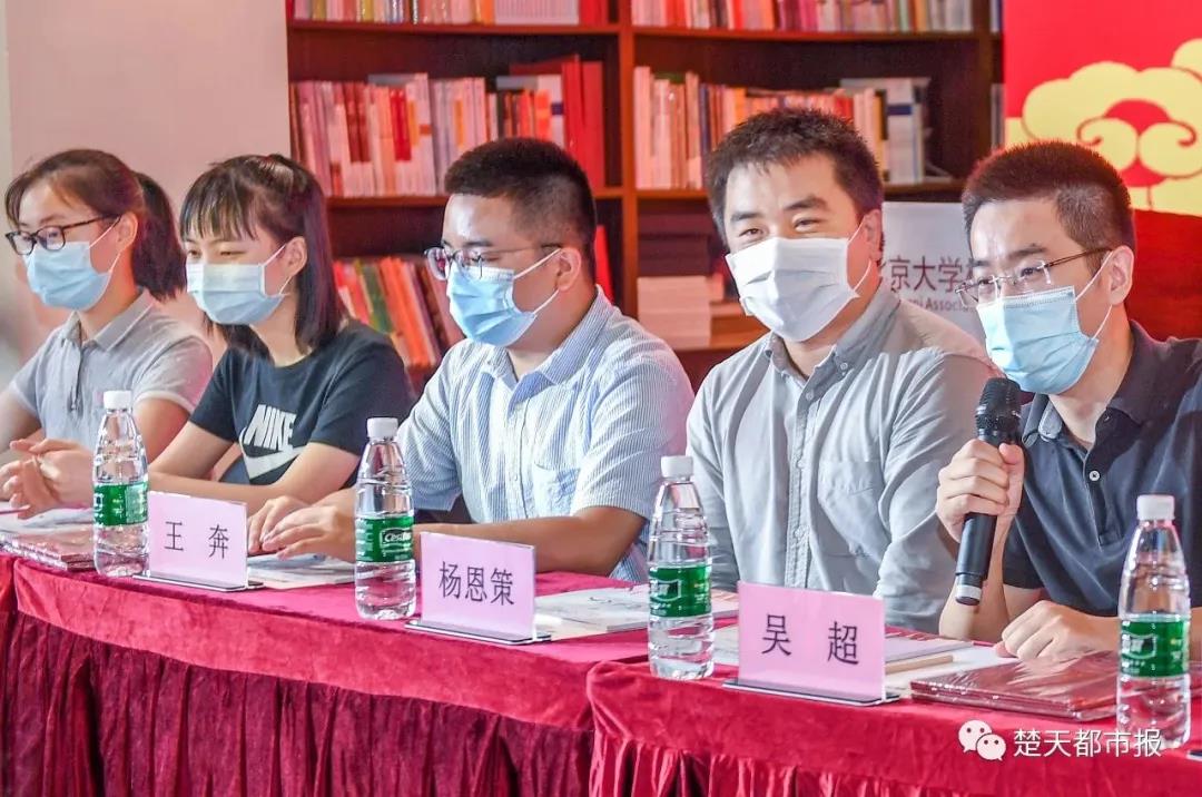 北大首批錄取通知書(shū)送往武漢，送信人的身份很特別 | 特別關(guān)注