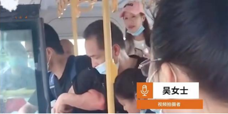 湖北一警校學(xué)生公交車上揪住小偷不放，他不怕對方出聲威脅